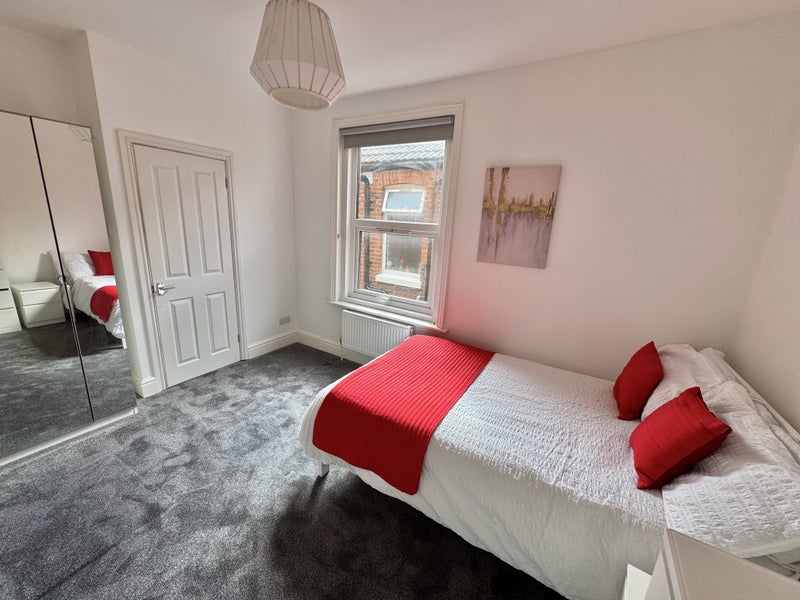 Photo 1: En-suite Double Room Available 