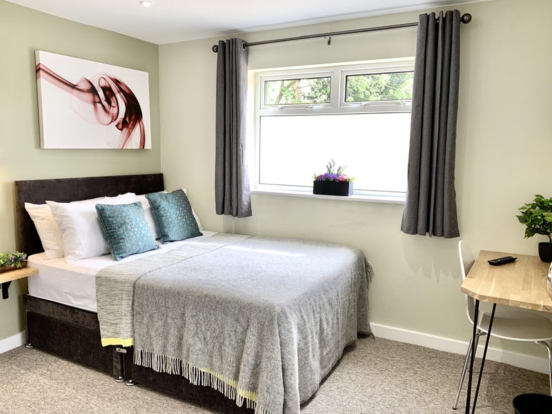 Photo 1: Large double bedroom with en-suite available now