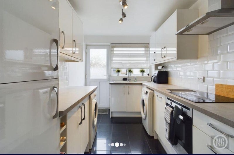 Photo 1: Kitchen 