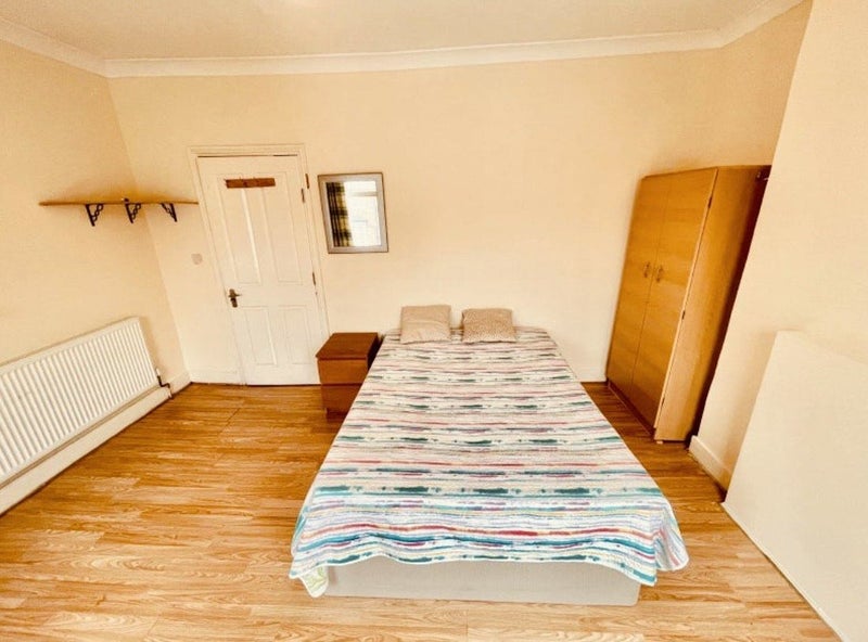 Photo 1: Big Double Room (Furnished)