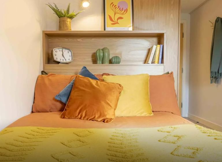 Photo 1: Room as on IQ website