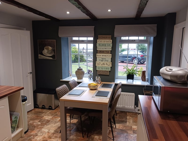 Photo 1: Spacious kitchen