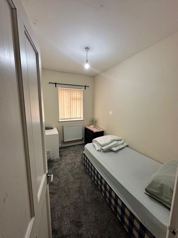 Photo 1: 1. Single Room!