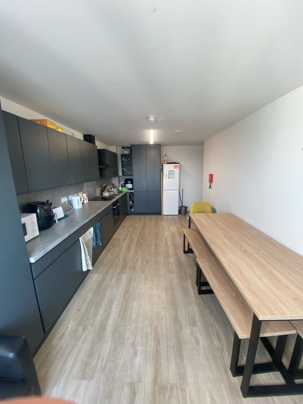 Photo 1: Shared modern kitchen 