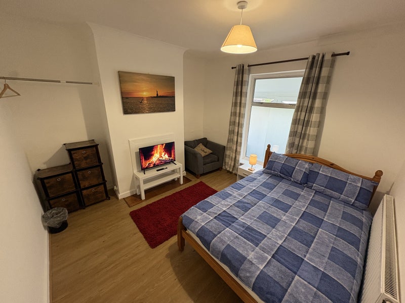 Photo 1: Room 1