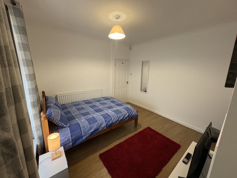 Photo 3: Room 1