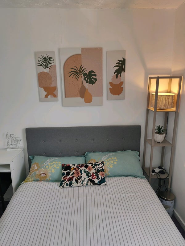 Photo 1: Bedroom