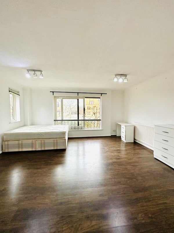 Photo 1: Master en-suite 