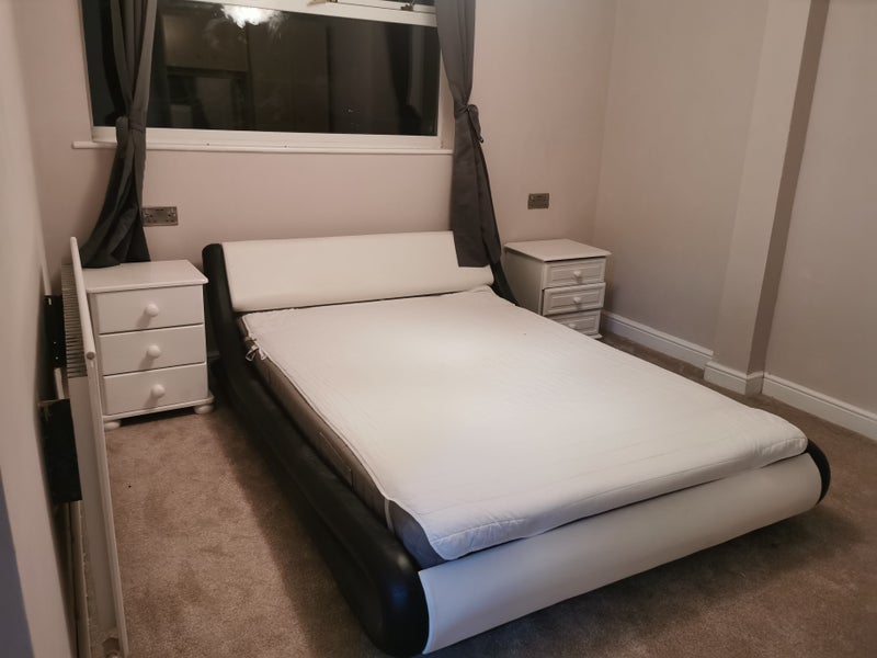 Photo 1: Double bedroom 