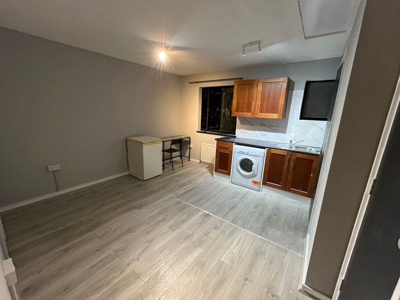 Photo 1: Studio 5- £1200 Available 25/05/2025