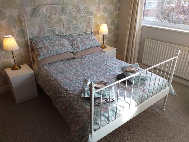 Photo 1: Double bedroom