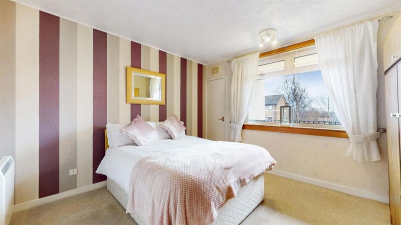 Photo 1: Double bedroom -1