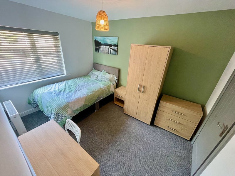 Photo 1: Lovely ensuite room, redecorated (£700/month)