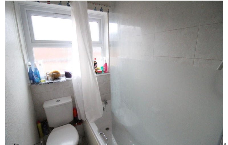 Photo 1: Upstairs bathroom