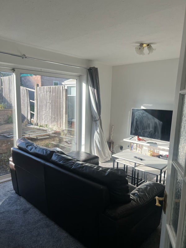 Photo 1: Sitting area