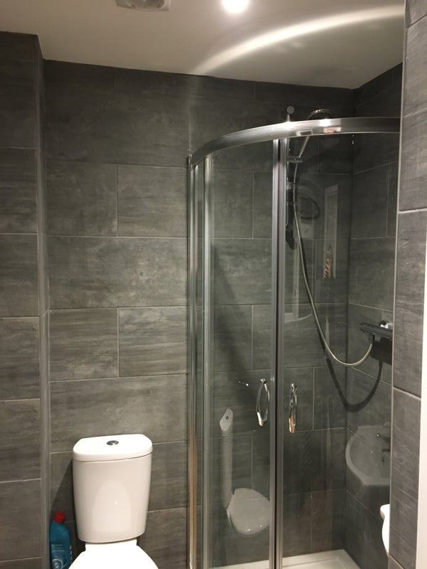 Photo 1: Private en-suite