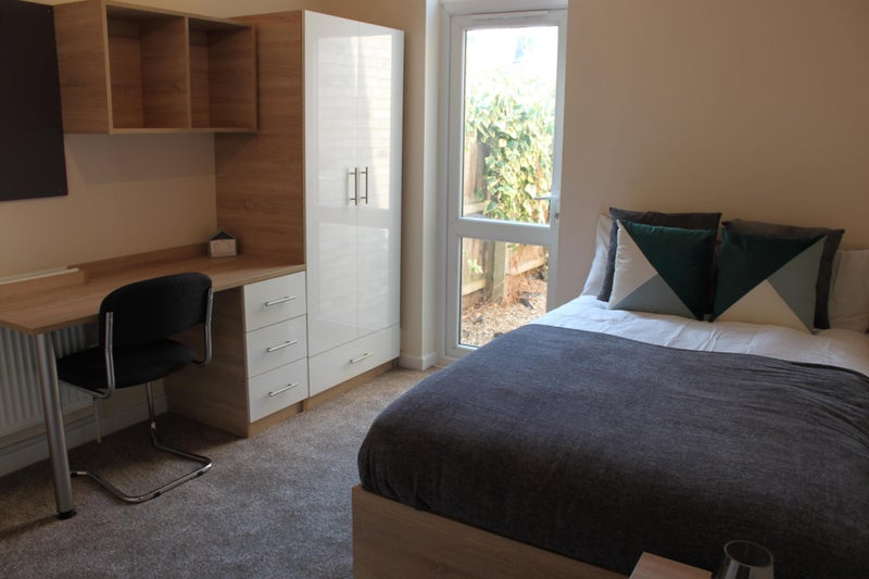 Photo 1: Room 1