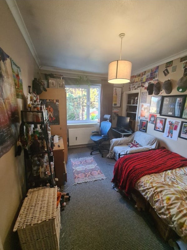 Photo 1: Bedroom