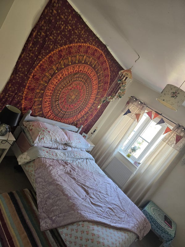 Photo 1: Room available to rent. King-size room