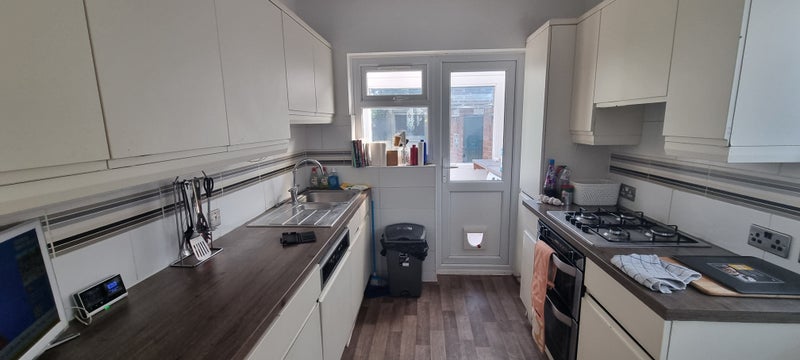 Photo 6: Shared Kitchen - Plenty Of Space 