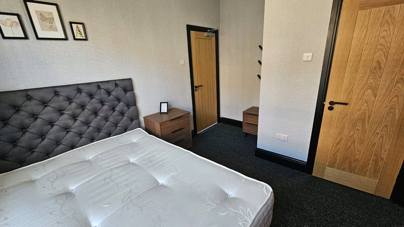 Photo 1: En suite including bills