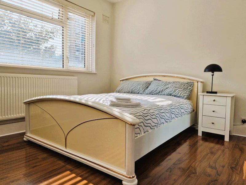 Photo 1: BEDROOM 01