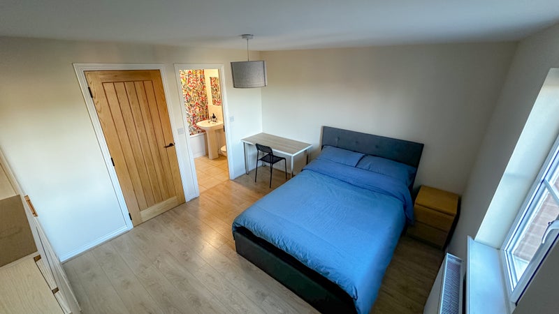 Photo 1: Bedroom - showing access to ensuite