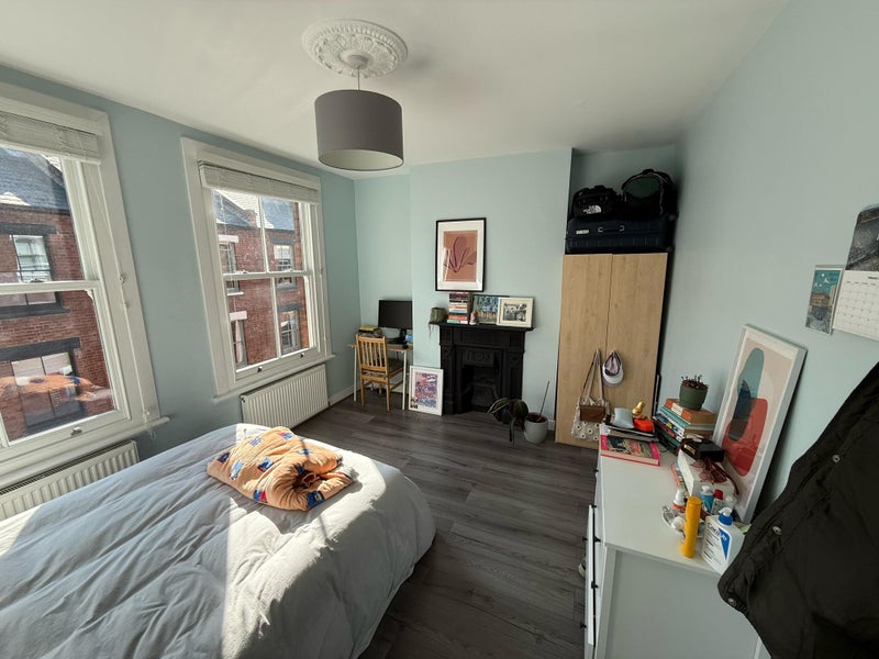 Photo 1: Bedroom 2