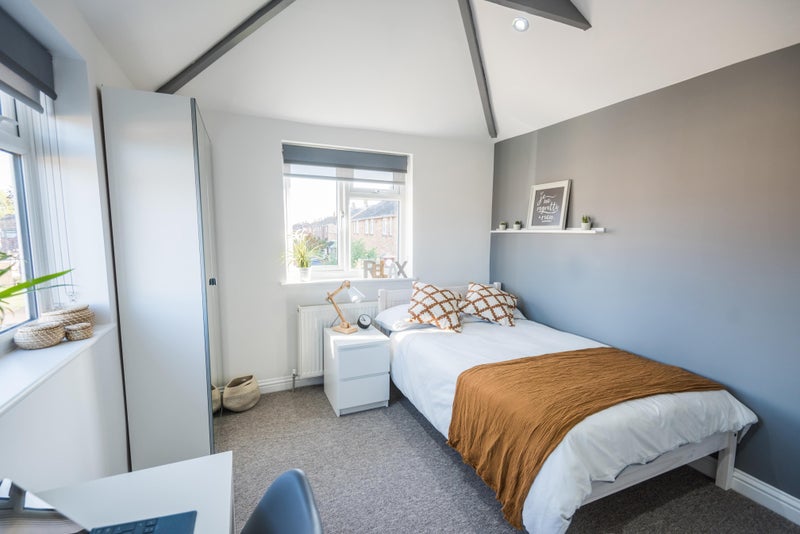 Photo 1: Beautiful bright room