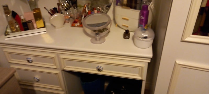 Photo 1: Dressing table
