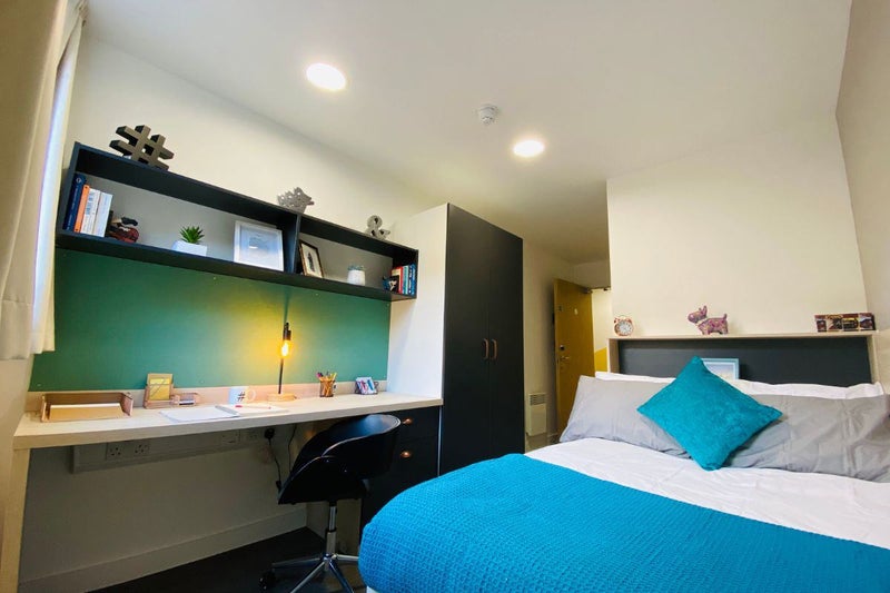 Photo 1: Ensuite Room