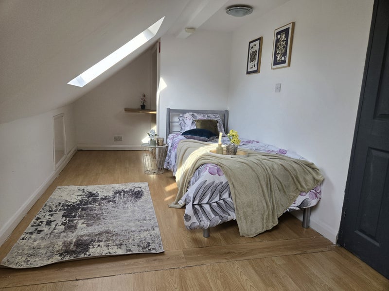 Photo 1: Bedroom 