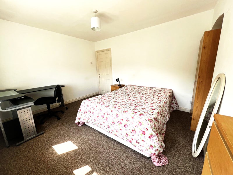 Photo 1: Double bedroom