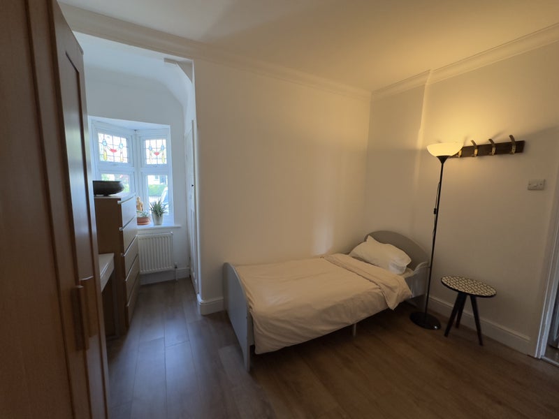 Photo 1: 1 Single bed- In double sized bedroom