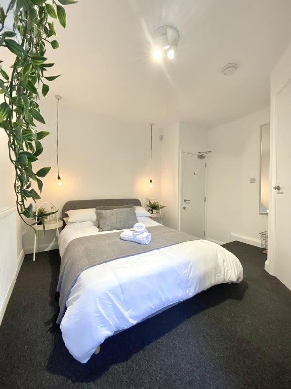 Photo 1: Similar size and lay out - bedroom  5