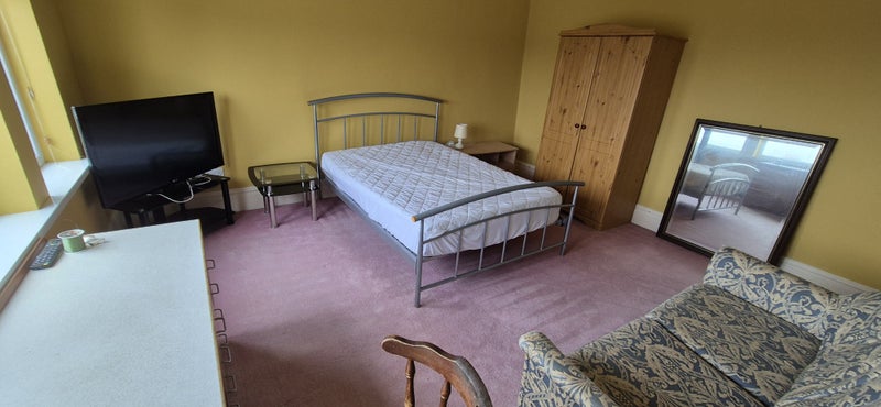 Photo 1: Double bedroom