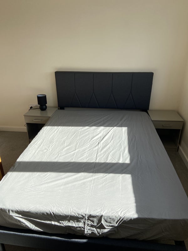 Photo 1: Bed 