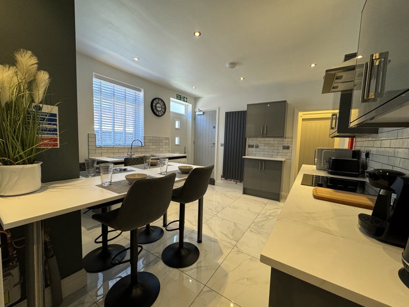 Photo 1: Kitchen/Diner