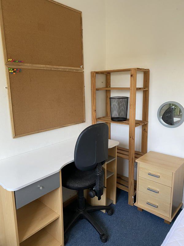 Photo 1: Photo 1: Bedroom 3 upstairs, double bed, work station