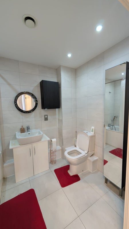 Photo 1: Ensuite shower