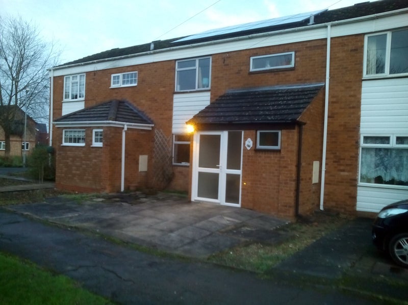 Photo 1: Quiet cul-de-sac and parking