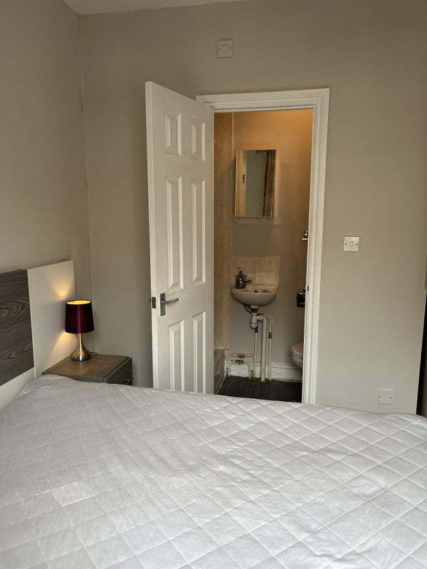 Photo 1: DOUBLE BEDROOM ENSUITE SHOWER