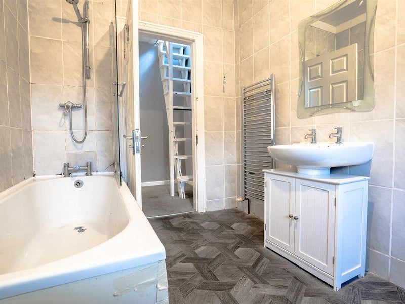 Photo 1: Spacious bathroom