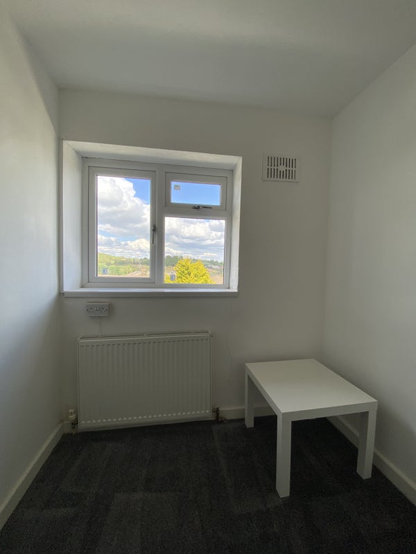 Photo 1: Single Bedroom