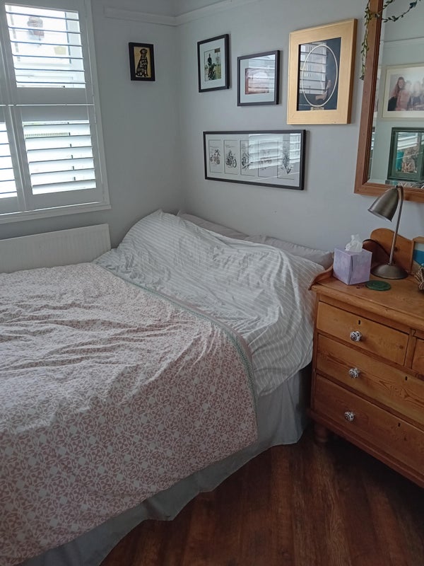 Photo 1: Bedroom to let