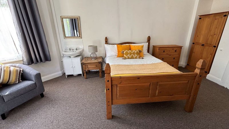 Photo 1: Room 1 - To Let