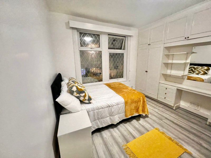 Photo 1: Room 4