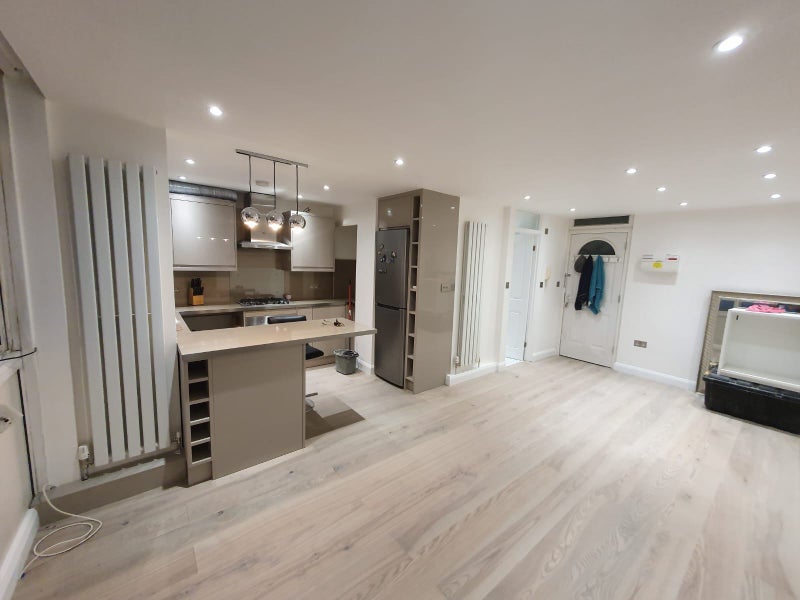 Photo 1: Studio Flat