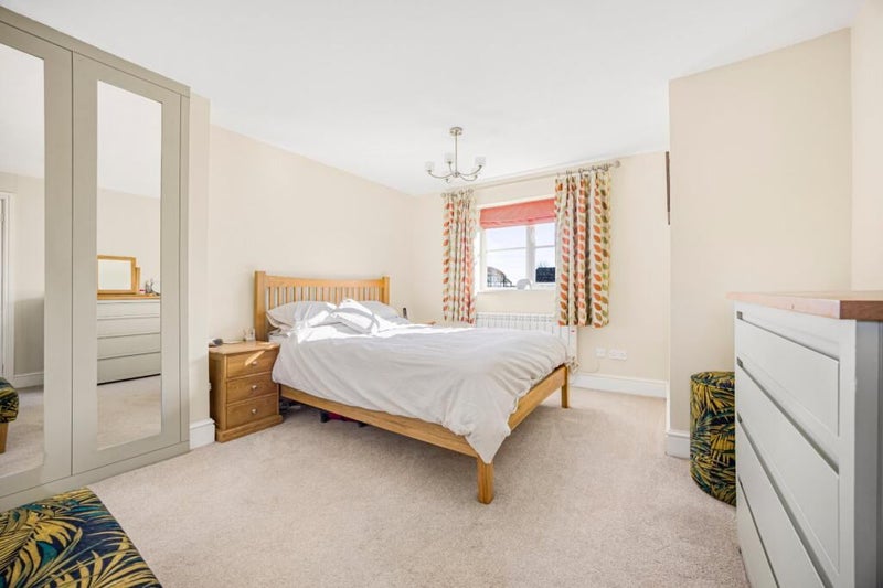 Photo 1: Large double bedroom