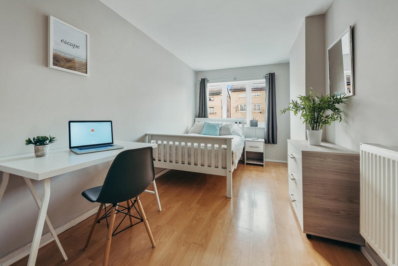 Photo 1: Bedroom